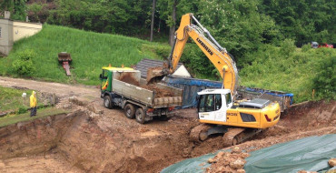 Erdbau: Baumaschinen und Transportfahrzeuge der Brandl Transport Logistik GmbH