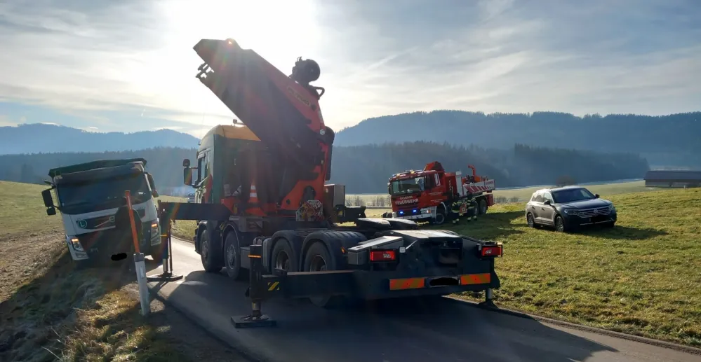 LKW Bergung von Brandl Transporte und der Feuerwehr Trofaiach