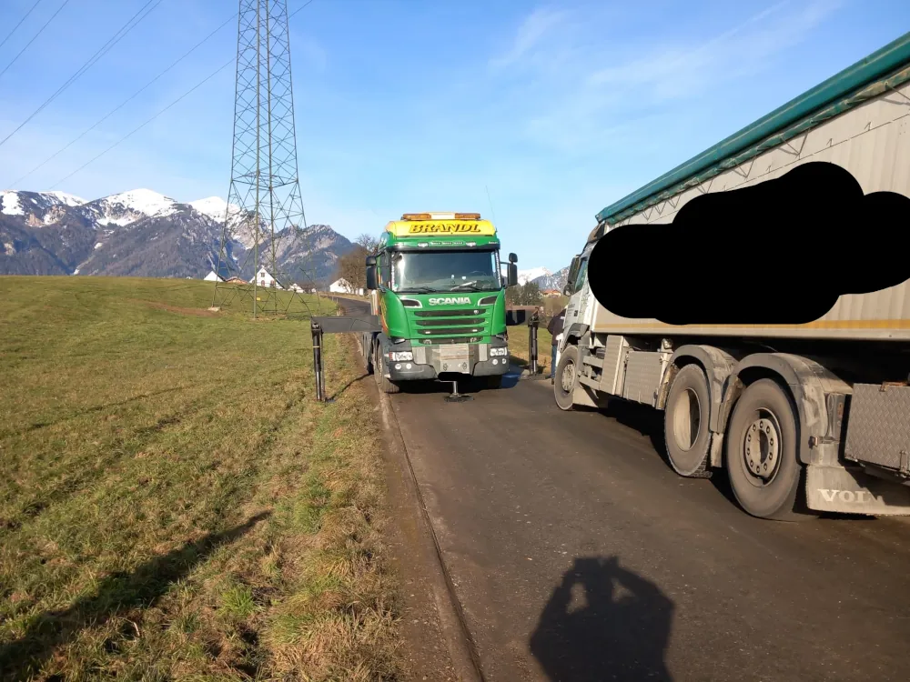 LKW Bergung von Brandl Transporte und der Feuerwehr Trofaiach