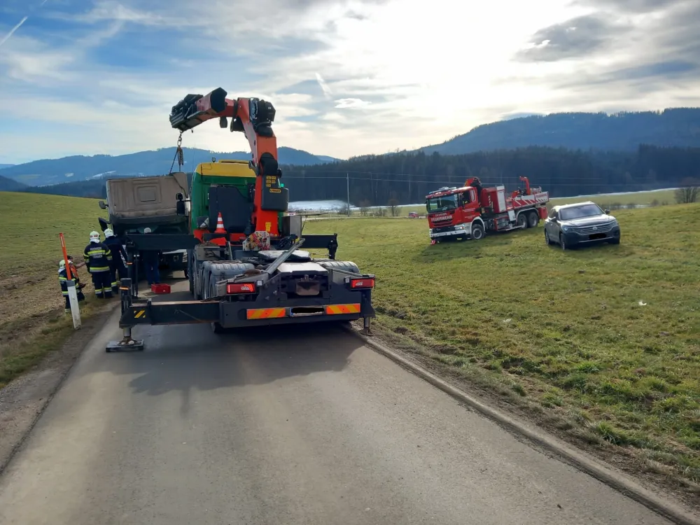 LKW Bergung von Brandl Transporte und der Feuerwehr Trofaiach