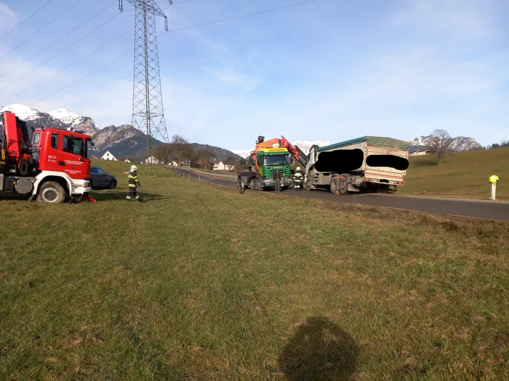 LKW Bergung von Brandl Transporte und der Feuerwehr Trofaiach