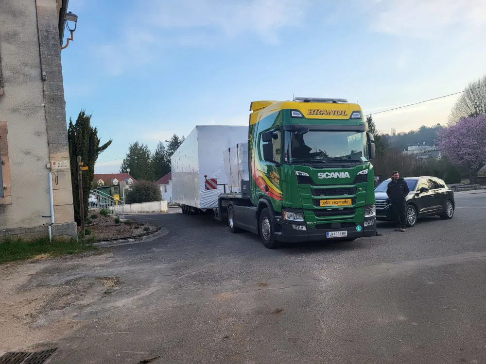 Brandl Transport Logistik GmbH beim Transport eines Commod House Fertighauses nach Frankreich.