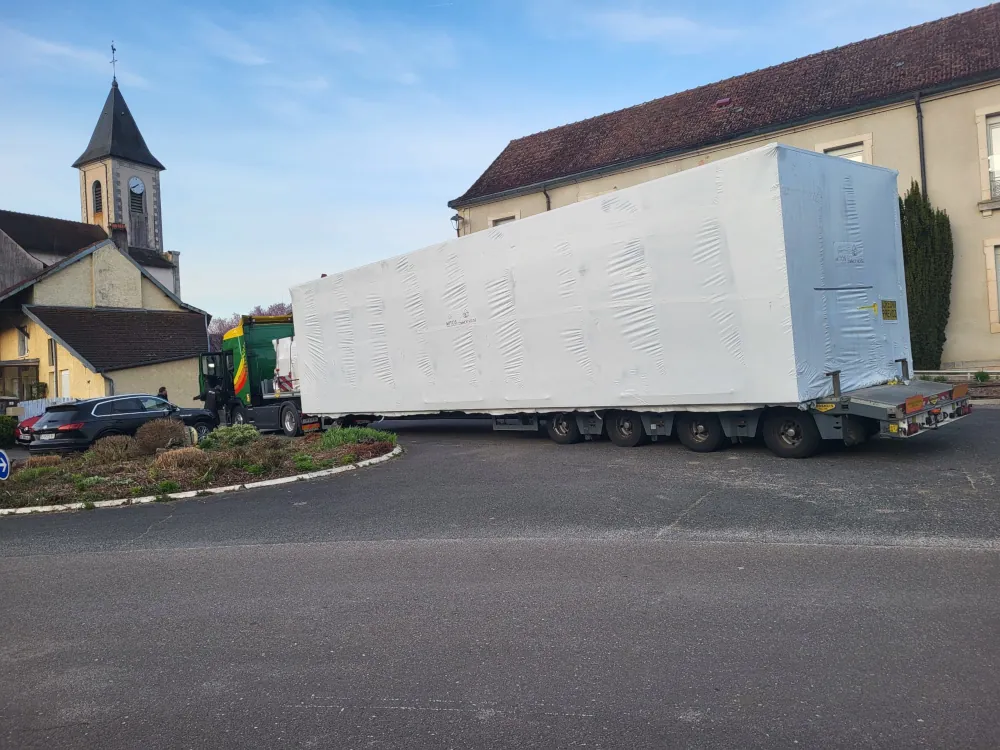 Brandl Transport Logistik GmbH beim Transport eines Commod House Fertighauses nach Frankreich.