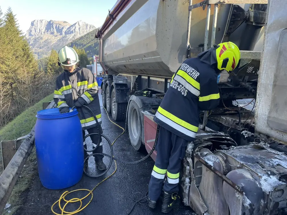 LKW Bergung von Brandl Transport-Logistik GmbH nach Fahrzeugbrand am Präbichl