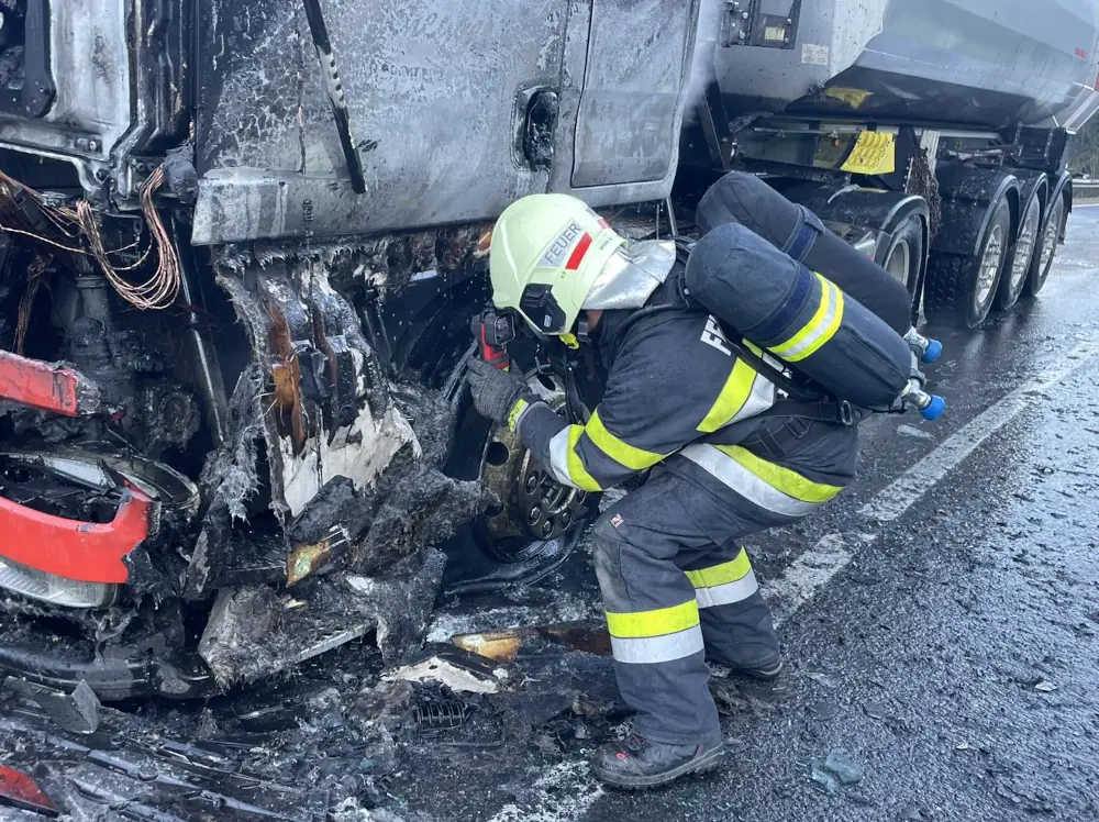 LKW Bergung von Brandl Transport-Logistik GmbH nach Fahrzeugbrand am Präbichl