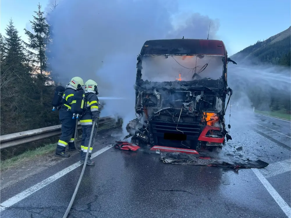 LKW Bergung von Brandl Transport-Logistik GmbH nach Fahrzeugbrand am Präbichl