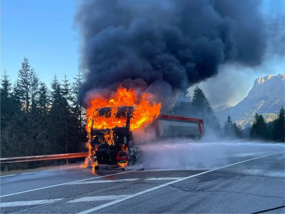 LKW Bergung von Brandl Transport-Logistik GmbH nach Fahrzeugbrand am Präbichl