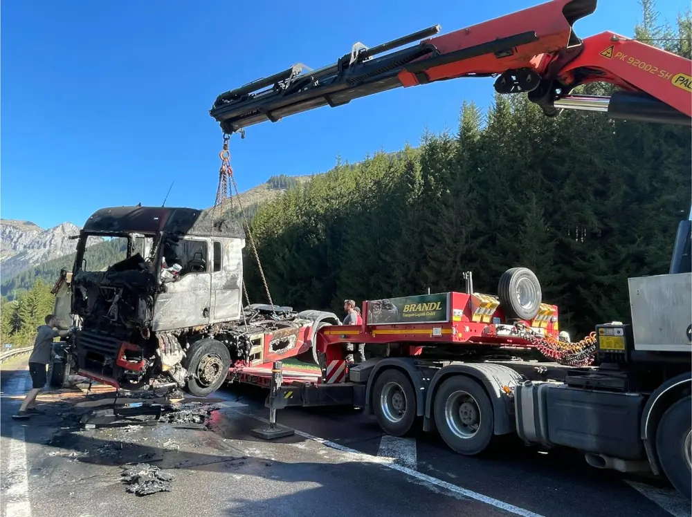 LKW Bergung von Brandl Transport-Logistik GmbH nach Fahrzeugbrand am Präbichl