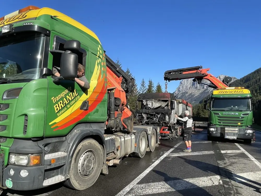 LKW Bergung von Brandl Transport-Logistik GmbH nach Fahrzeugbrand am Präbichl