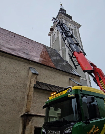 Glocke für Pfarre Trofaiach auf Kirchturm mit Kran gehoben