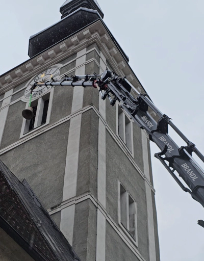 Glocke für Pfarre Trofaiach auf Kirchturm mit Kran gehoben