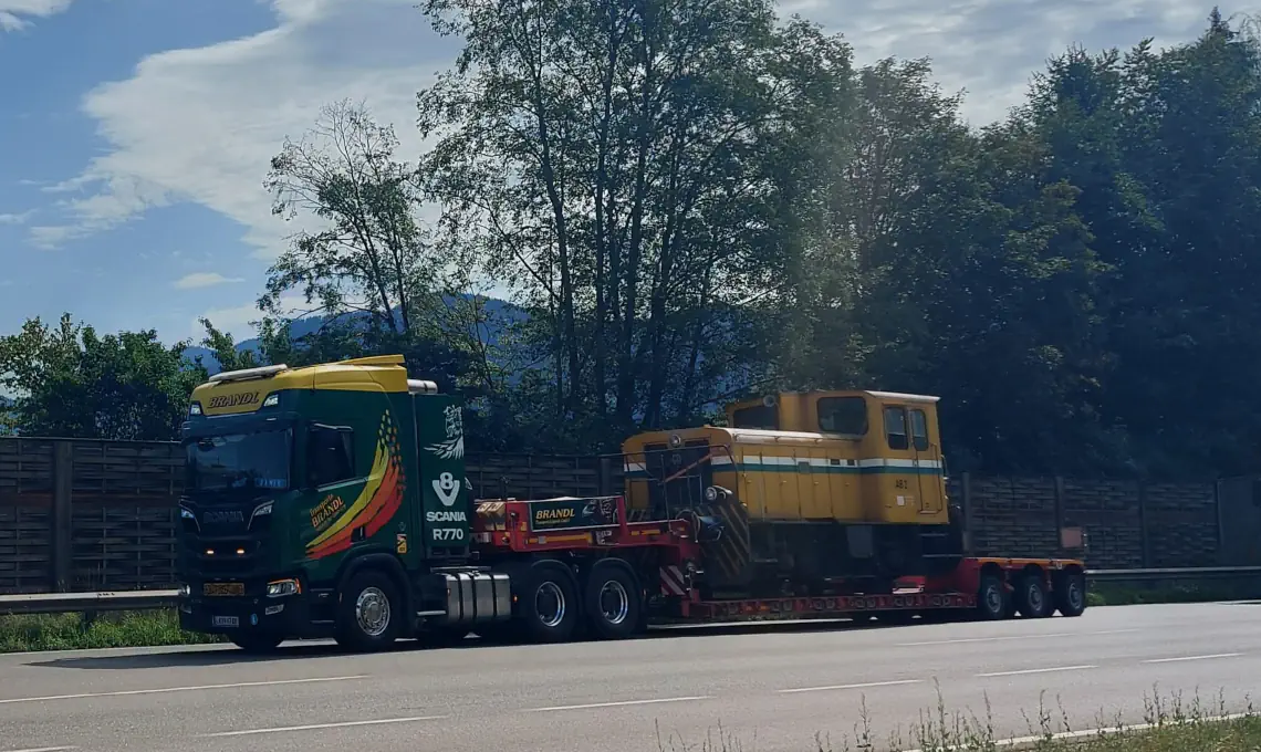 Schwertransport einer Lok zum Verein Erzbergbahn