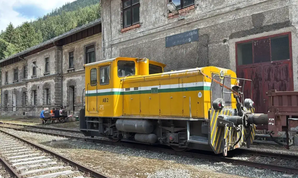 Schwertransport einer Lok zum Verein Erzbergbahn