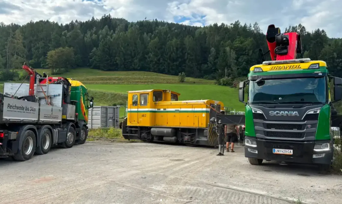 Schwertransport einer Lok zum Verein Erzbergbahn