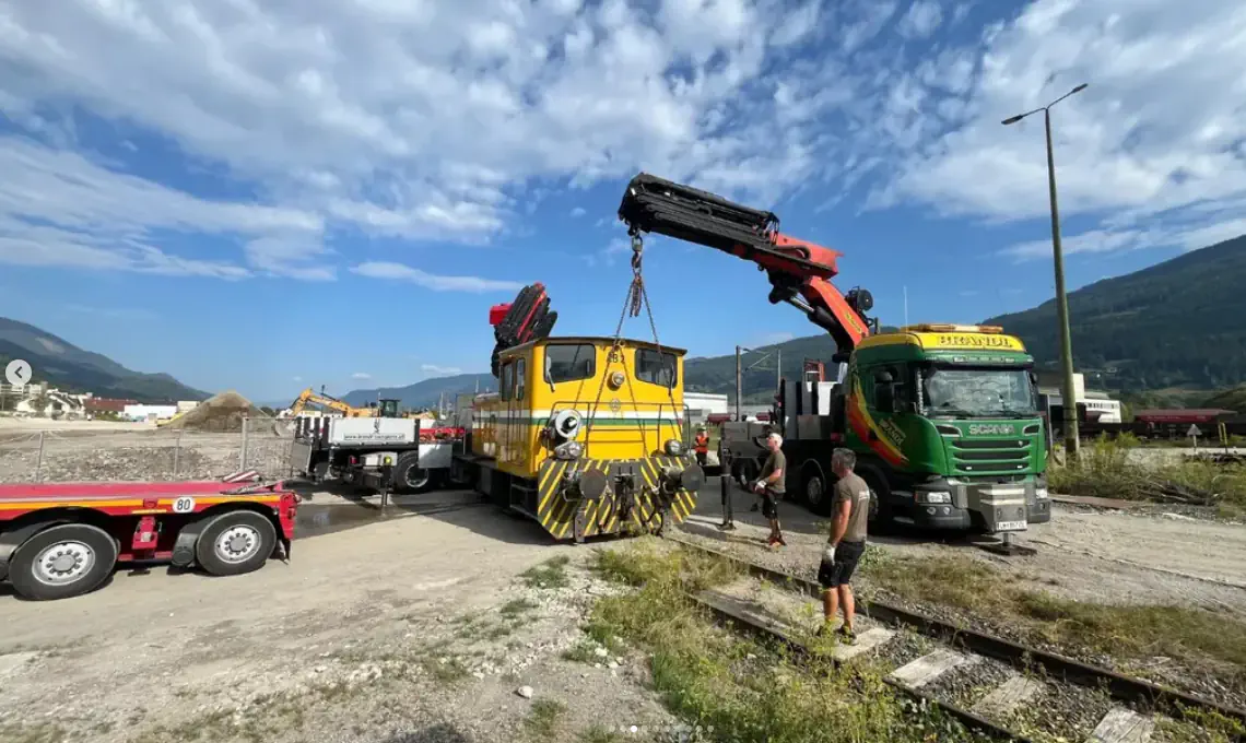 Schwertransport einer Lok zum Verein Erzbergbahn