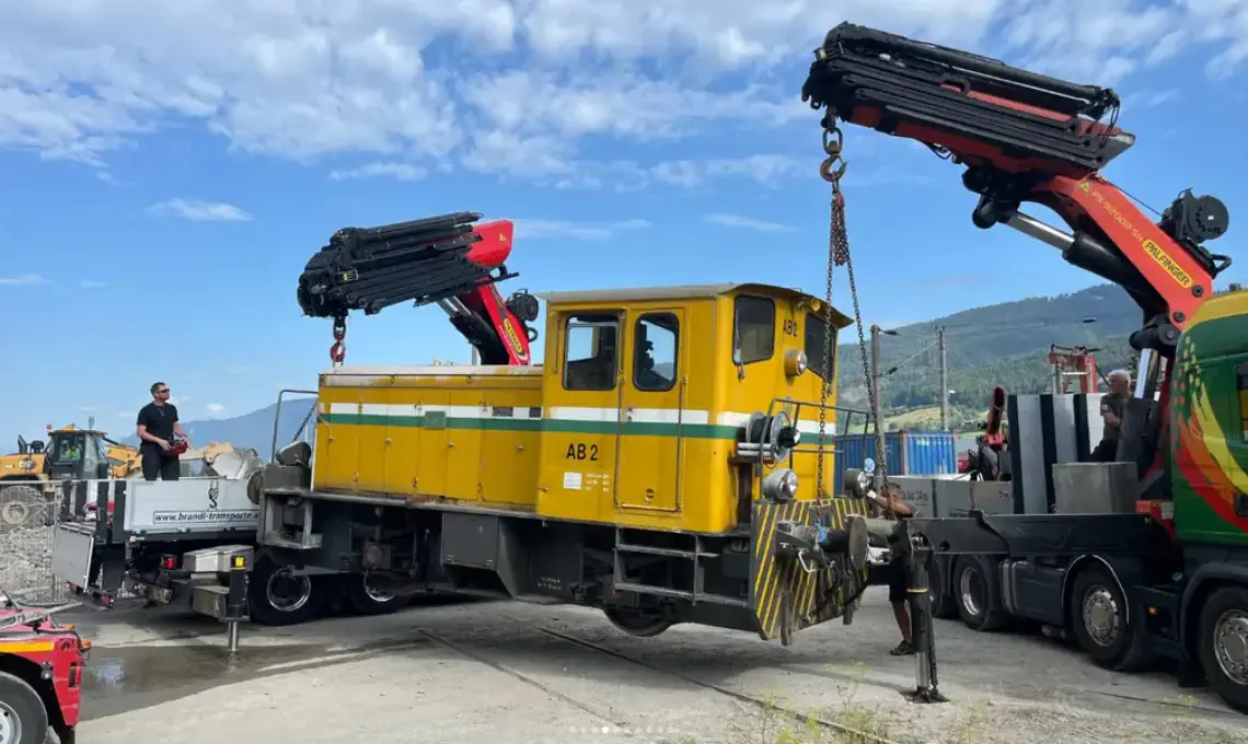 Schwertransport einer Lok zum Verein Erzbergbahn