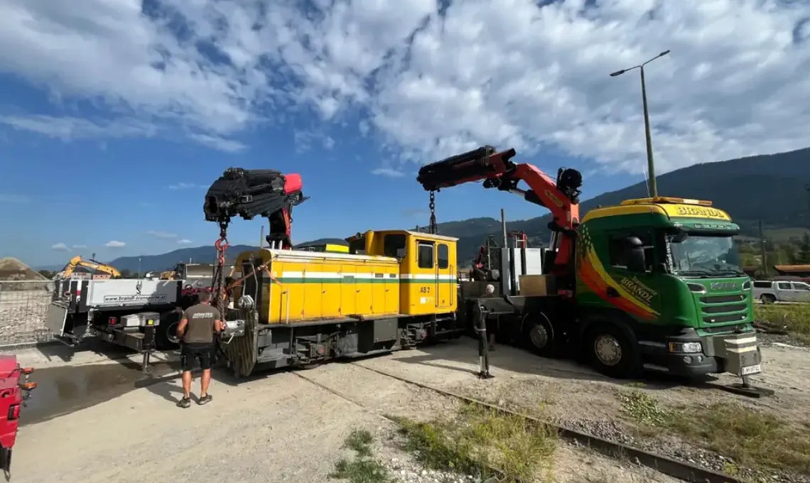 Schwertransport einer Lok zum Verein Erzbergbahn