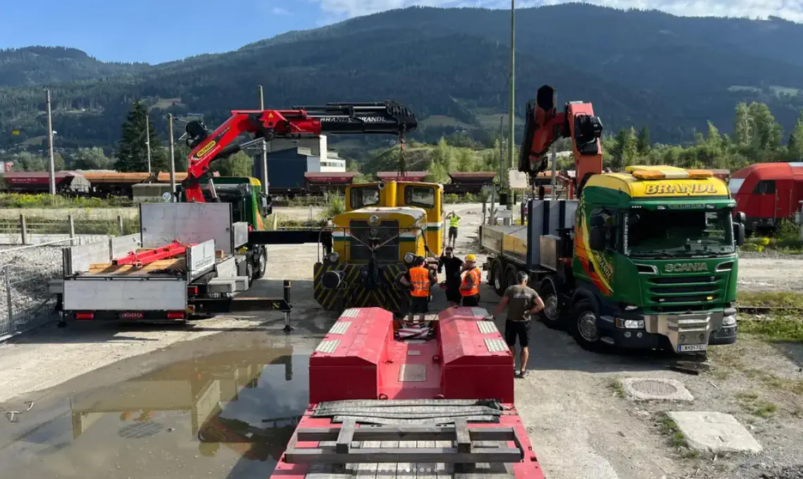 Schwertransport einer Lok zum Verein Erzbergbahn