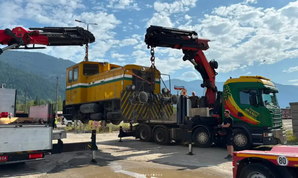 Schwertransport einer Lok zum Verein Erzbergbahn