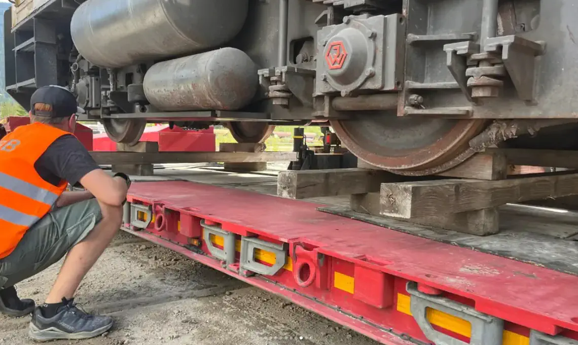Schwertransport einer Lok zum Verein Erzbergbahn
