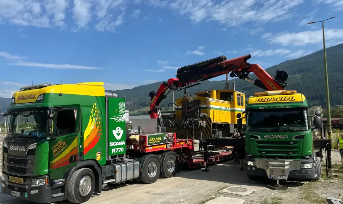 Schwertransport einer Lok zum Verein Erzbergbahn
