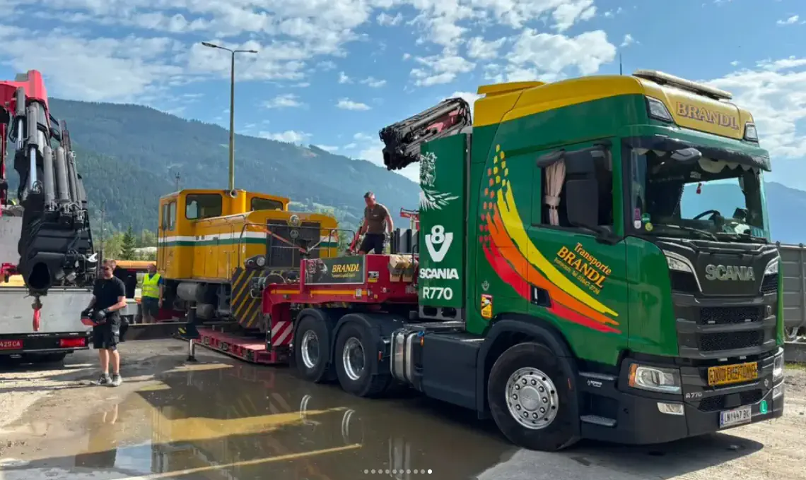 Schwertransport einer Lok zum Verein Erzbergbahn